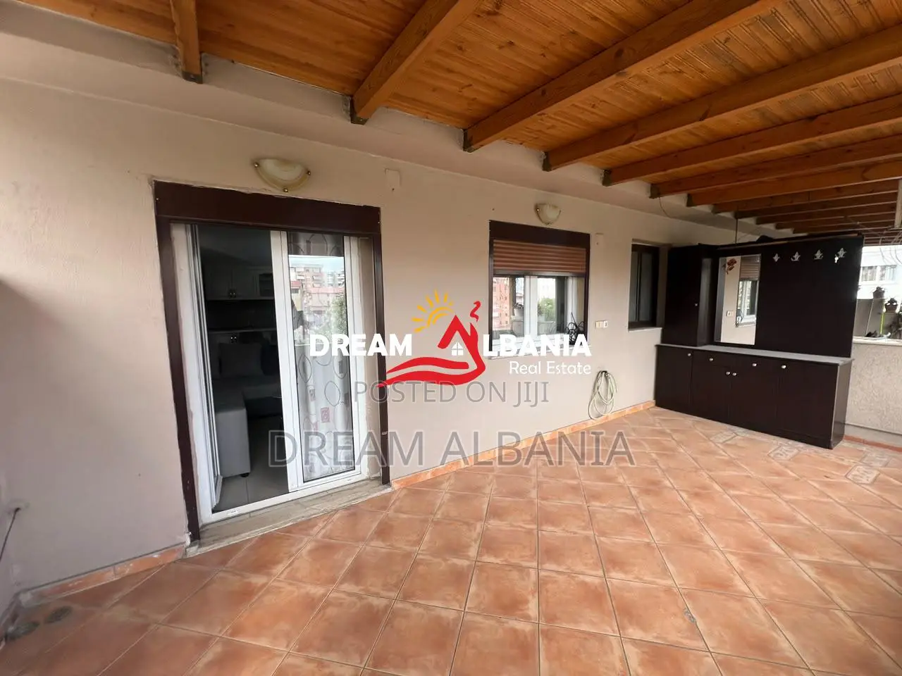 Apartament me qera 2+1 Duplex me verande tek Kristal Center afer Autos