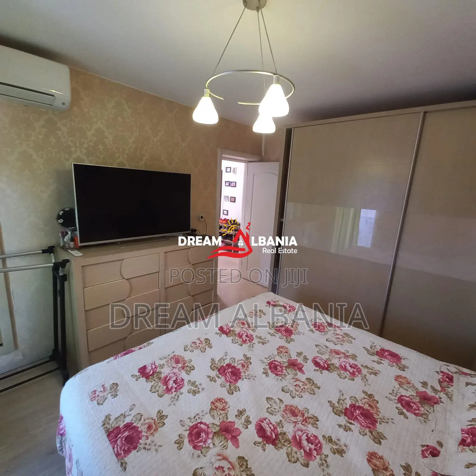 Shitet apartament 2+1 ne zonen e Xhamllikut prane Shkolles Niket Darda