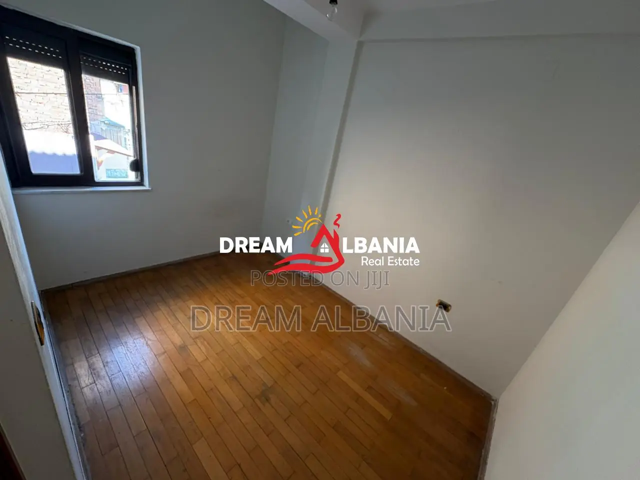 Shitet Apartament 2+1 prane Venue në Xhamllik, Tiranë (ID 41212272)