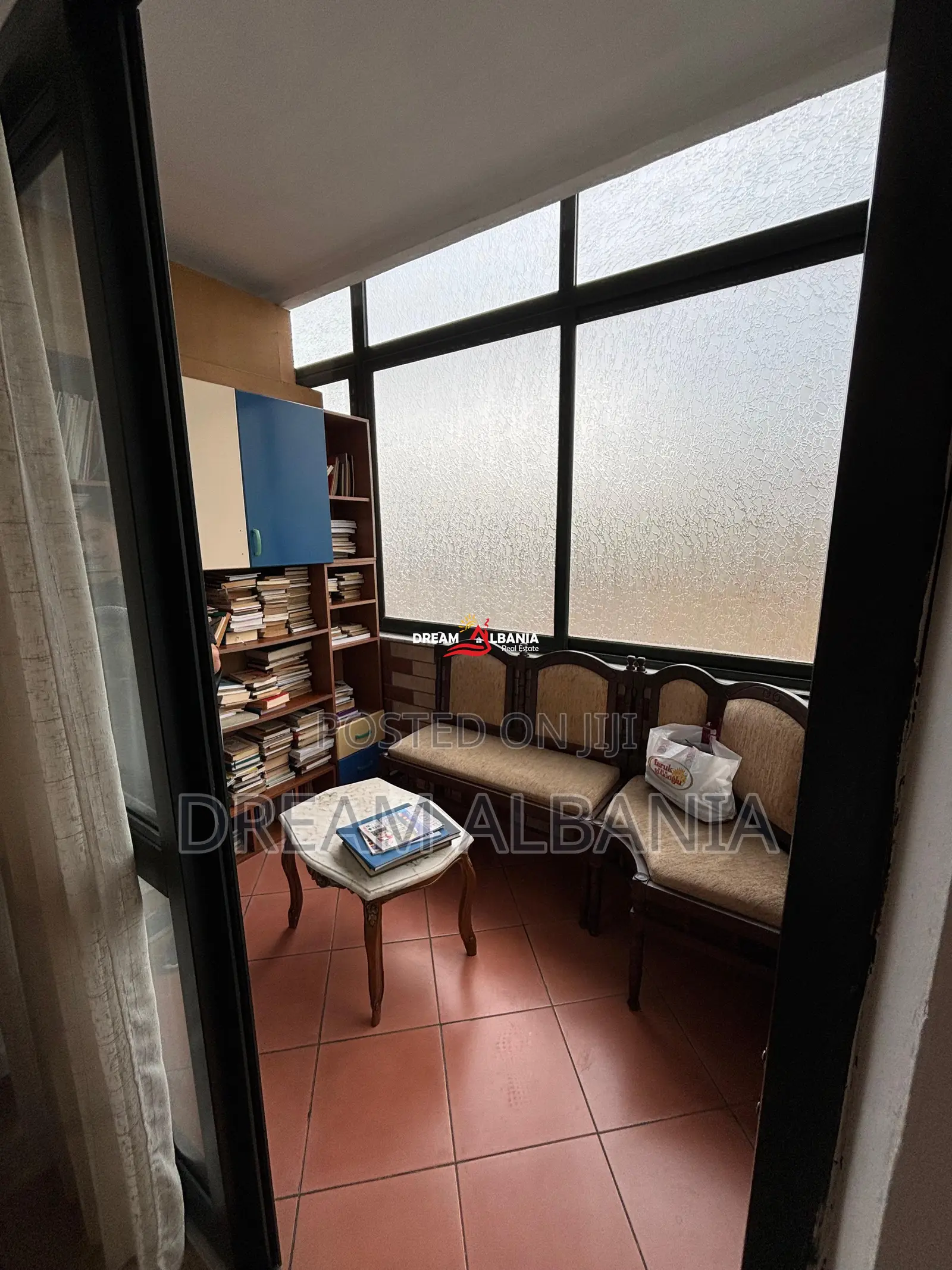 Jepet me qera apartament 3+1+2 wc+3 ballkone tek Rruga e Kavajës, Tira
