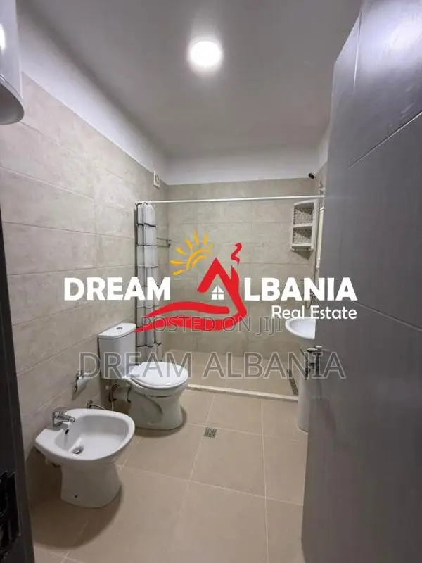 Jepen me qira 2 apartamente 2+1 me 2 tualete dhe ballkon në 5 Maji(ID 