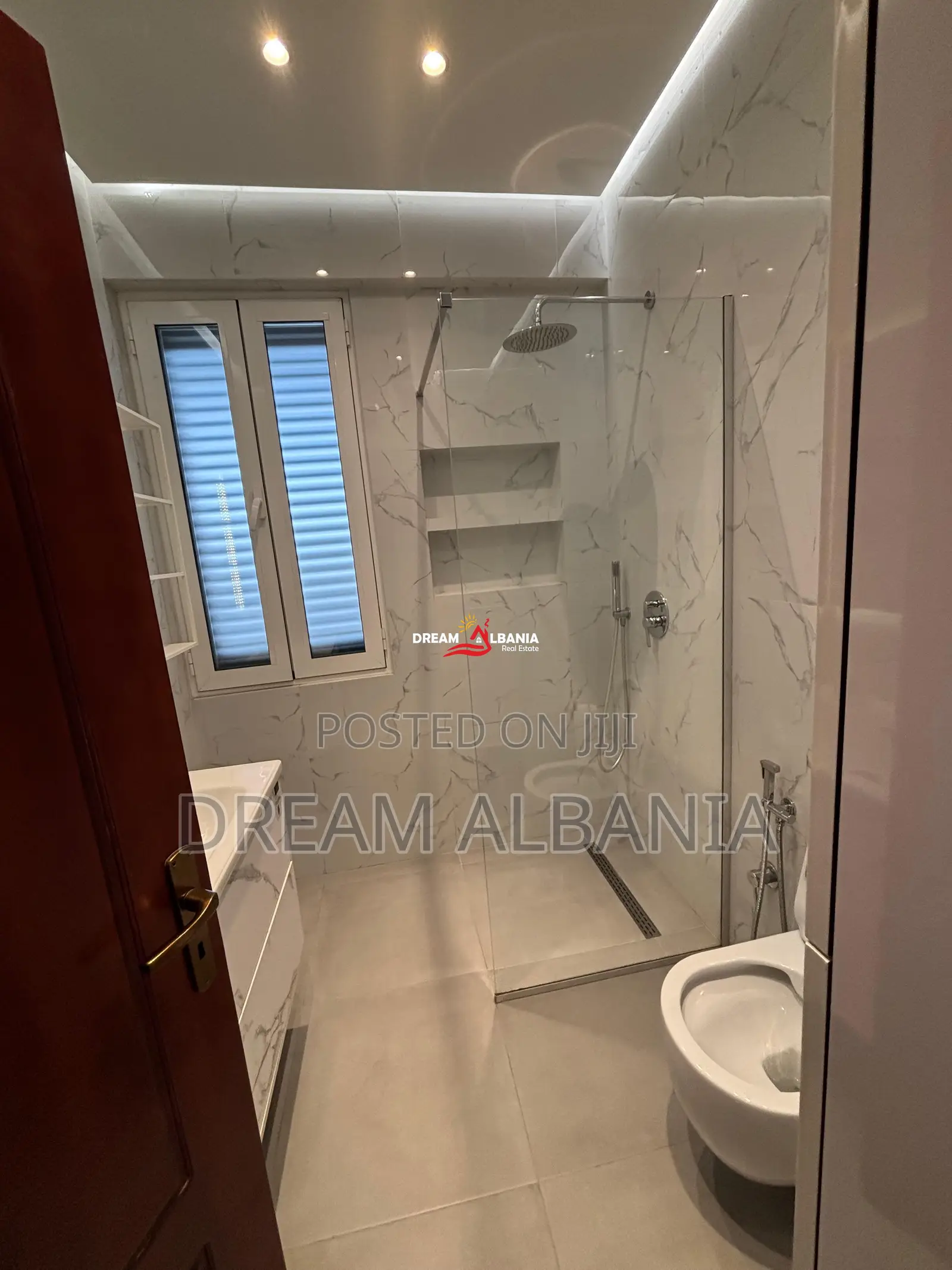 Jepet me qera apartament 3+1+2 wc+3 ballkone tek Rruga e Kavajës, Tira