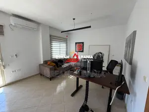 Jepet me qera zyre e mobiluar tek Komuna e Parisit, prane Kristal Cent