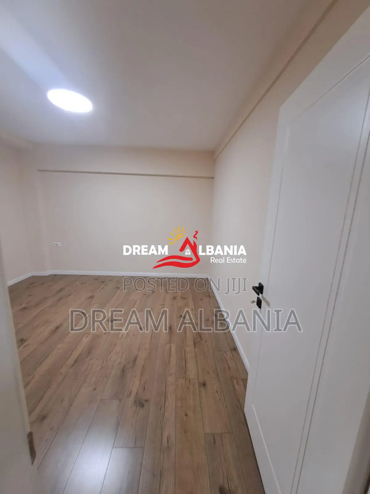 Jepet me qera apartament 2+1 per zyra, ne qender afer 9 Katesheve , Ti