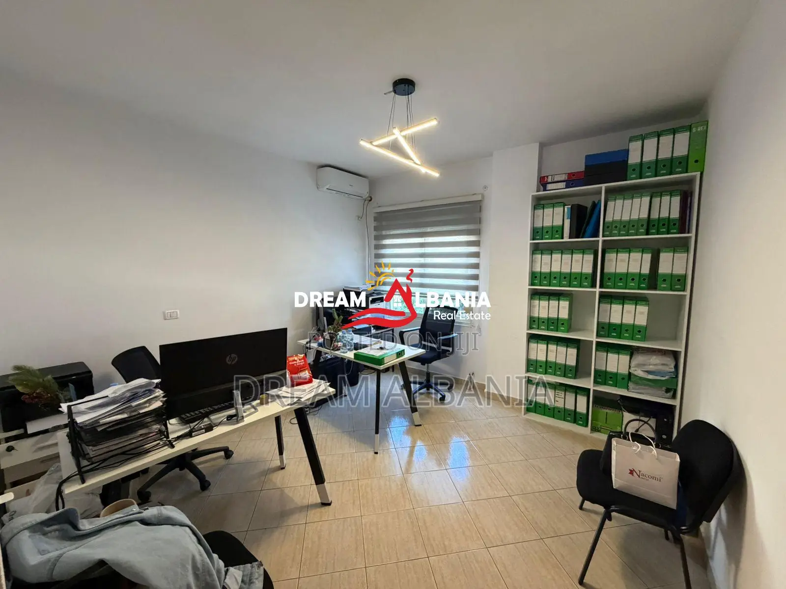 Jepet me qera zyre e mobiluar tek Komuna e Parisit, prane Kristal Cent