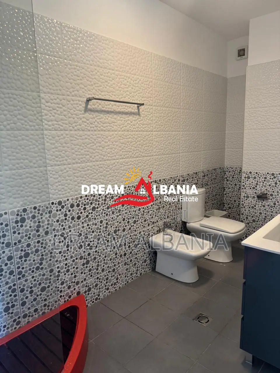 Shitet apartament 3+1+3 ne zonen e Kopshtit Zoologjik prane Sona Resid