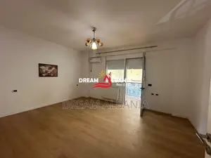 Ambient zyre bosh me qera ne rrugen Lidhja e Prizrenit te Garda, Tiran