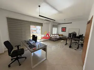 Jepet me qera zyre e mobiluar tek Komuna e Parisit, prane Kristal Cent
