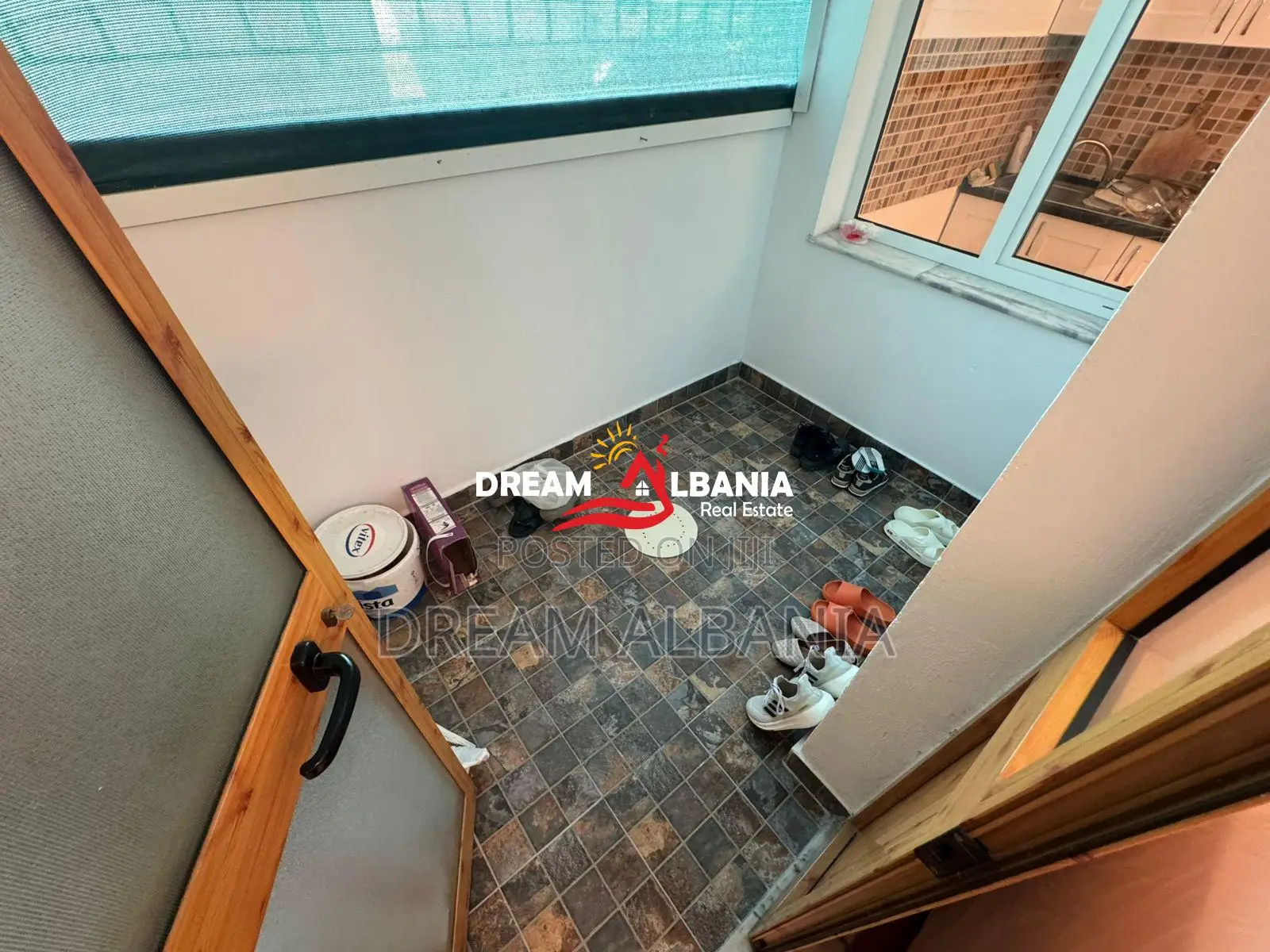 Jepet me qera apartament 2+1+2 Poste Parkimi, ne Porcelan, prane Europ
