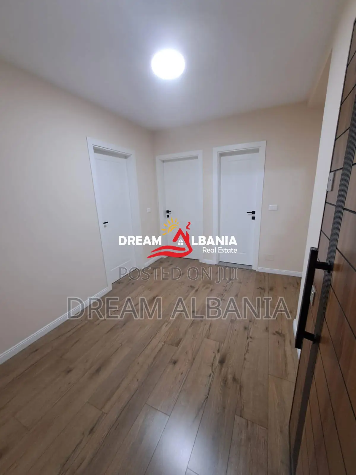 Jepet me qera apartament 2+1 per zyra, ne qender afer 9 Katesheve , Ti