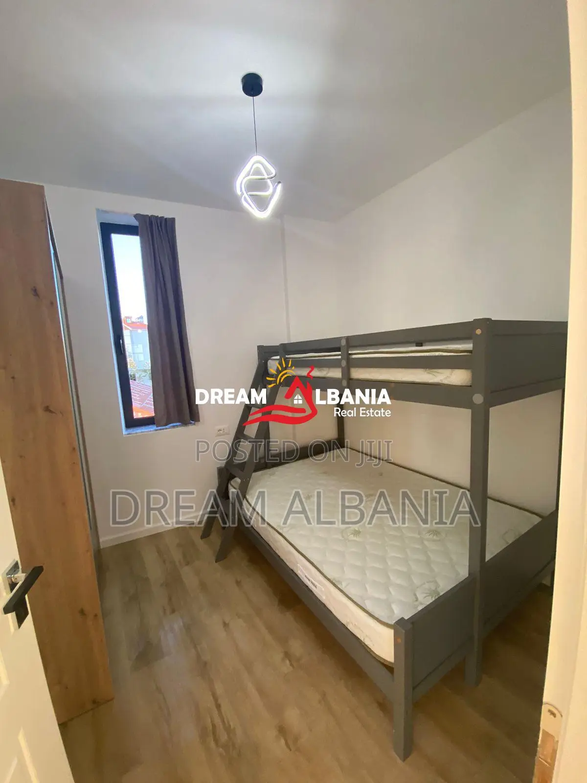 Vilë 2 katëshe me qira 2+1 në rrugën Azem Galica, rruga kryesore pranë