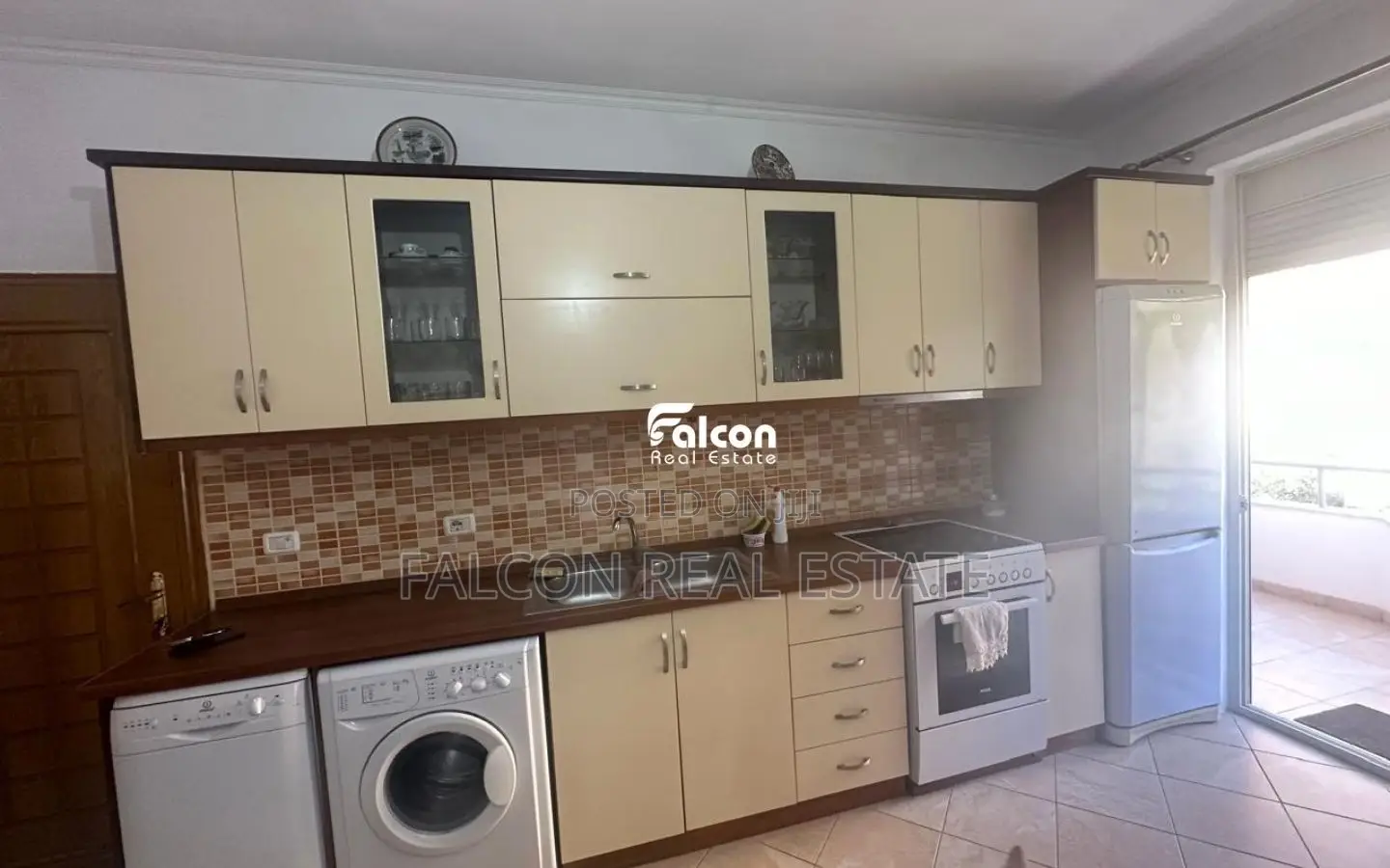 Shitet apartament 1+1 në Golem, vetëm 100 metra larg detit!