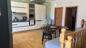 APARTAMENT TRIPLEX ME QIRA 2+1 PALLATI I BRIGADAVE 1.100 EURO