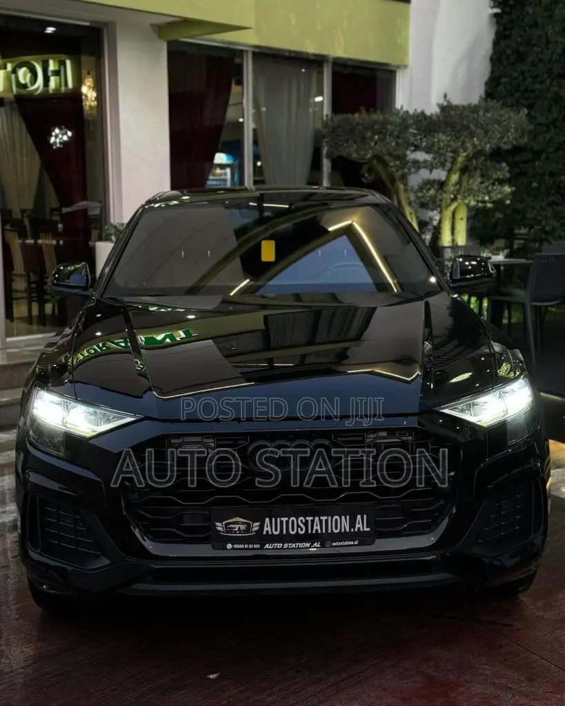AUDI Q8
