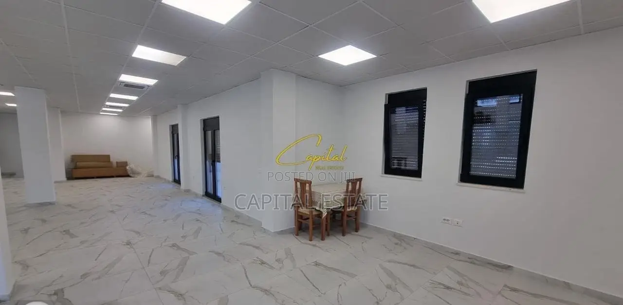 AMBIENT BIZNESI ME QIRA 350 M2 QENDRA TREGTARE TEG 3000 EURO