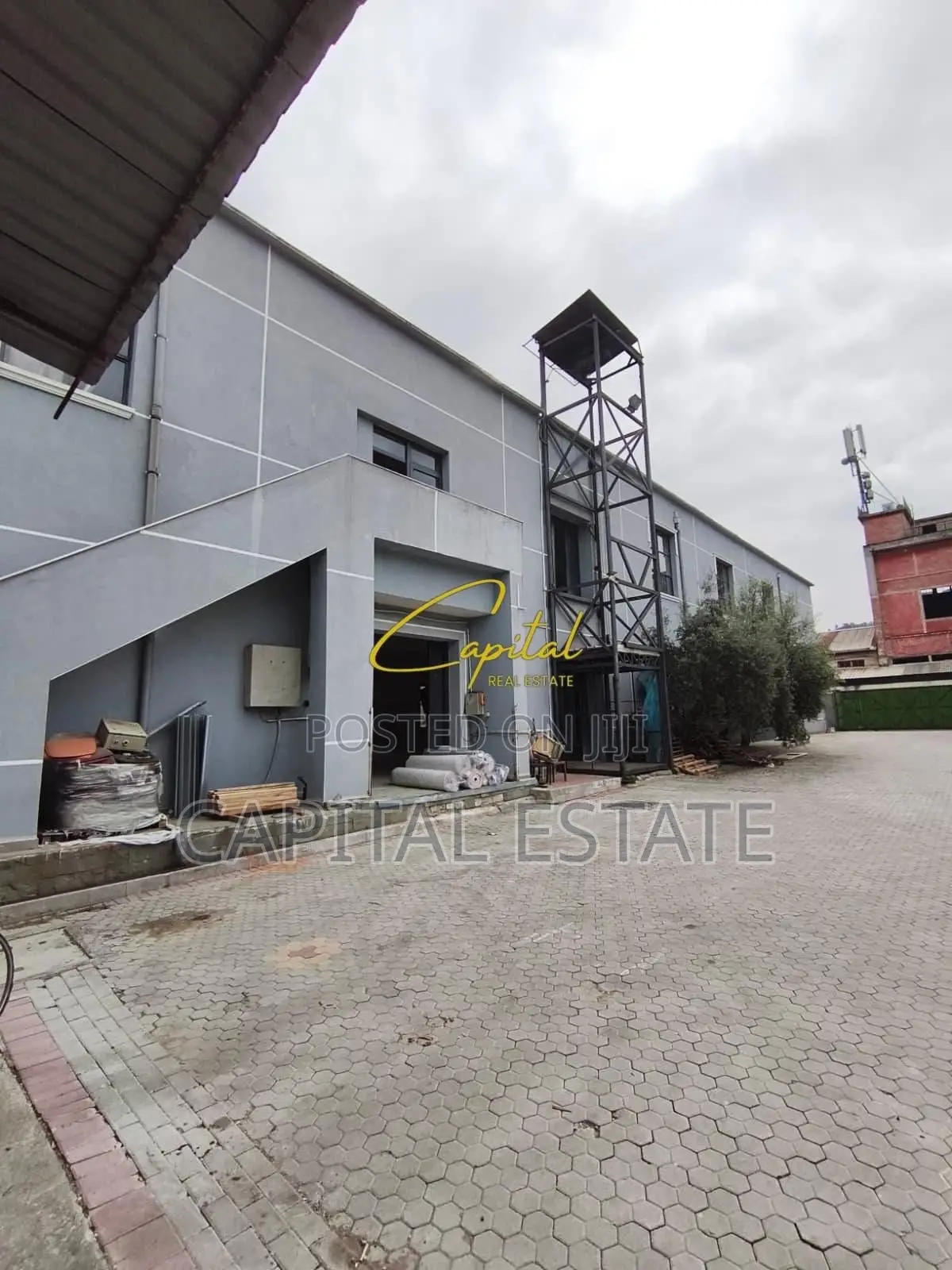 MAGAZINE ME QIRA 470 M2 MISTO MAME 2.400 EURO