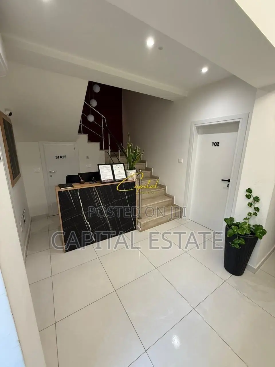 HOTEL ME QIRA 300 M2 QENDER 750.000 LEKE