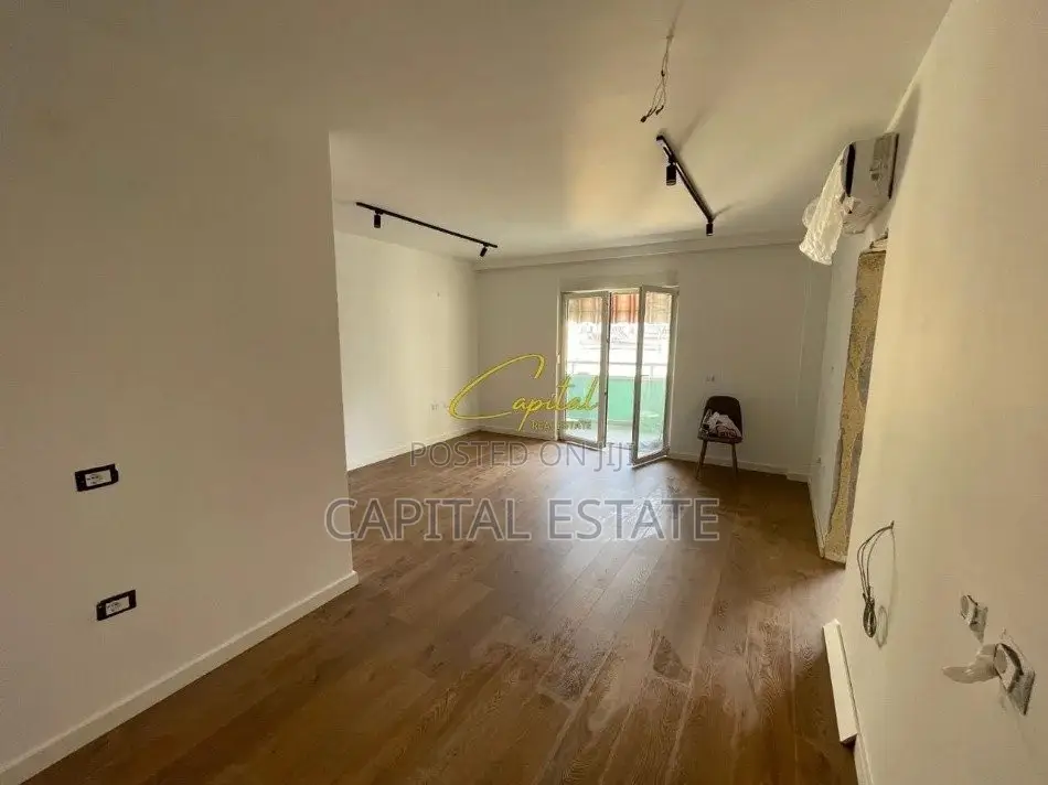 ZYRE ME QIRA 67 M2 STADIUMI AIR ALBANIA 1000 EURO