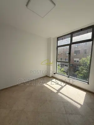 AMBIENT BIZNESI ME QIRA 80 M2 MYSLYM SHYRI 96.000 LEKE