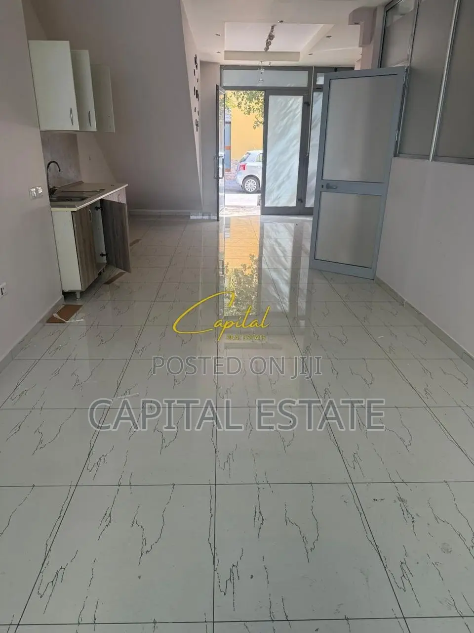 AMBIENT BIZNESI ME QIRA 80 M2 RRUGA E DIBRES 120.000 LEKE