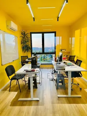 ZYRE ME QIRA 220 M2 BULEVARDI I RI 1.700 EURO