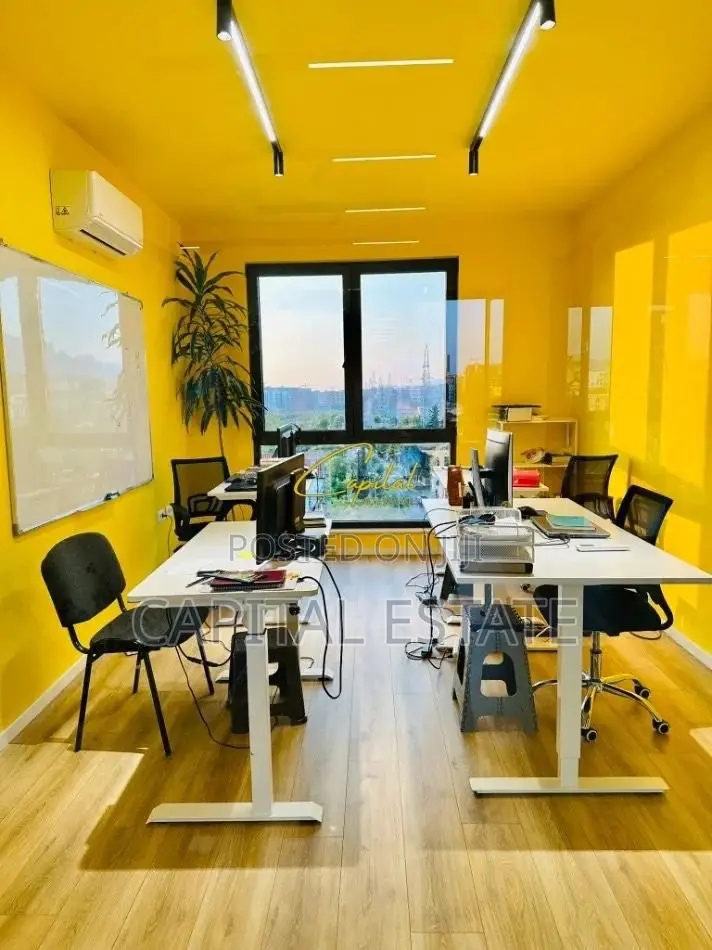 ZYRE ME QIRA 220 M2 BULEVARDI I RI 1.700 EURO