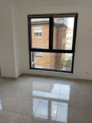 AMBIENT BIZNESI ME QIRA 90 M2 PAZARI I RI 80.000 LEKE