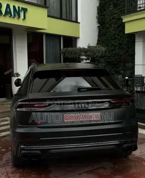AUDI Q8