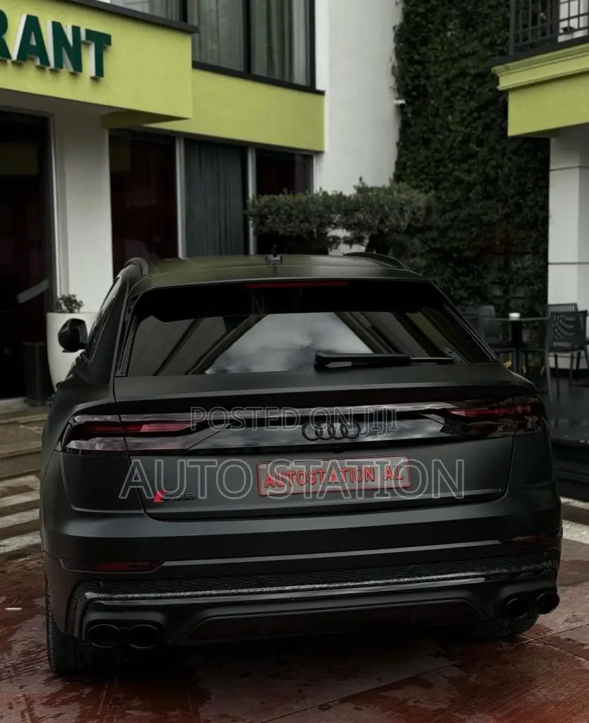 AUDI Q8
