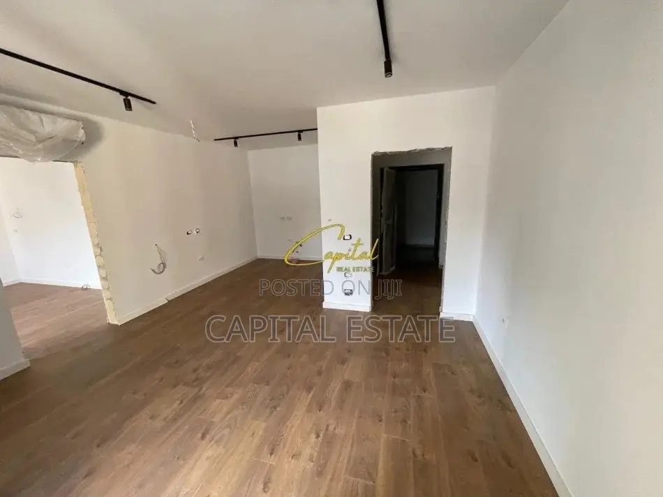 ZYRE ME QIRA 67 M2 STADIUMI AIR ALBANIA 1000 EURO