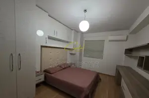 APARTAMENT ME QIRA 4+1+2 RRUGA MINE PEZA 1.200 EURO