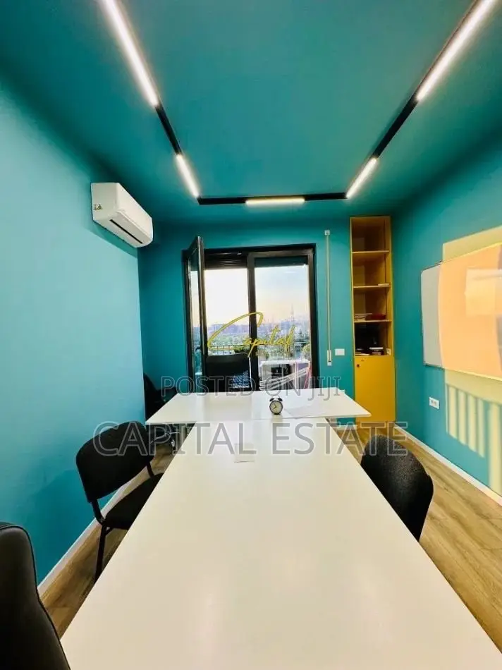 ZYRE ME QIRA 220 M2 BULEVARDI I RI 1.700 EURO