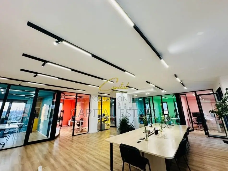 ZYRE ME QIRA 220 M2 BULEVARDI I RI 1.700 EURO
