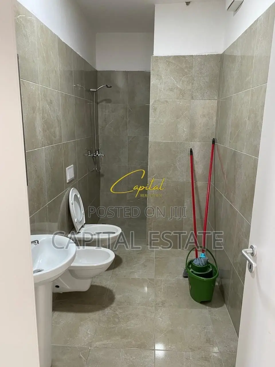 AMBIENT BIZNESI ME QIRA 90 M2 PAZARI I RI 80.000 LEKE