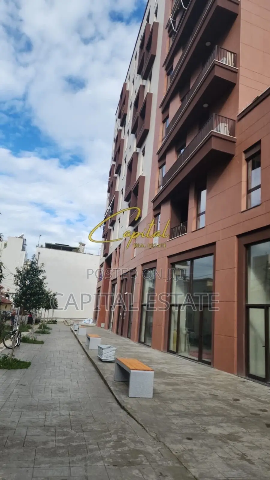 AMBIENT BIZNESI ME QIRA 97 M2 MYSLYM SHYRI 1.300 EURO