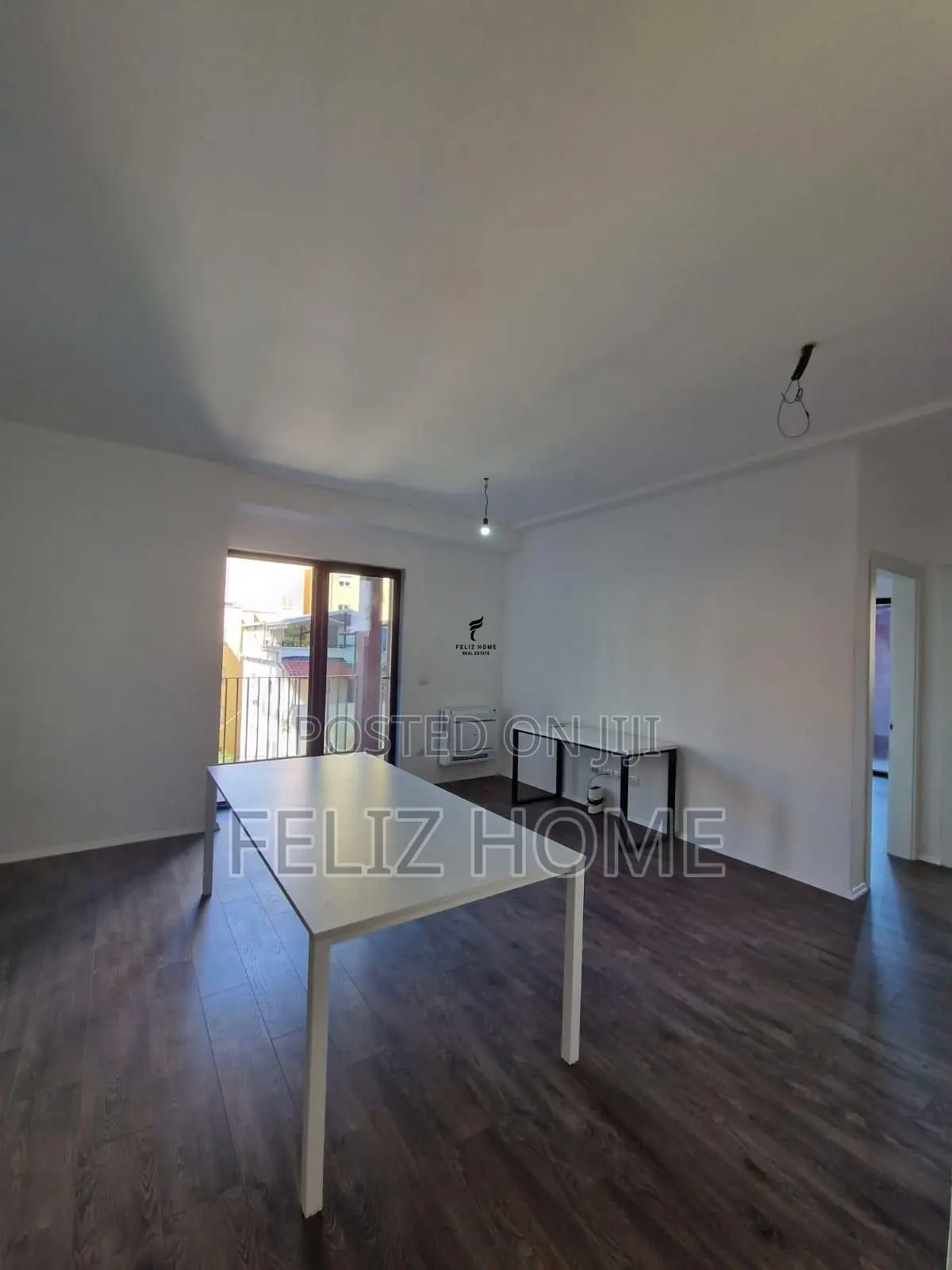 ZYRE ME QERA 103M2 RRUGA E KAVAJES 1.070 EURO