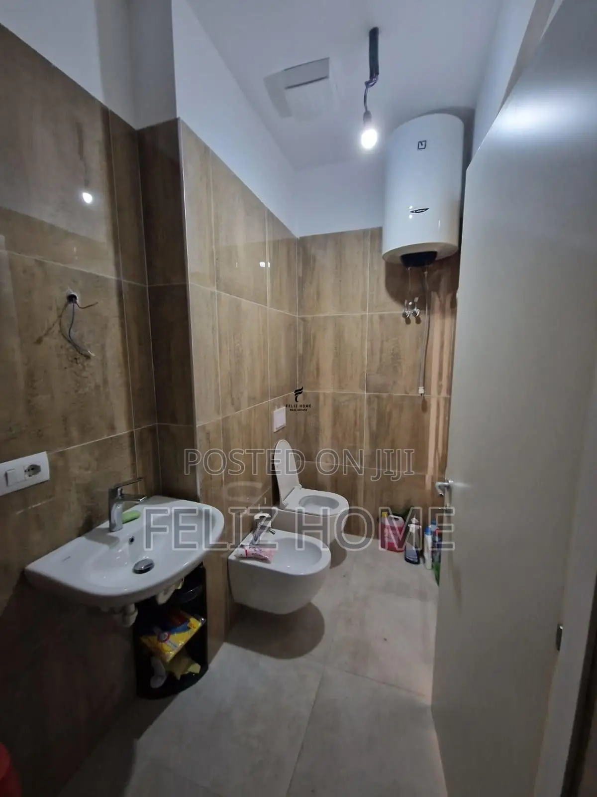 ZYRE ME QERA 103M2 RRUGA E KAVAJES 1.070 EURO
